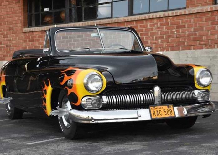 'Quién da más': Subastan auto original de 'Vaselina' con firma de Olivia Newton