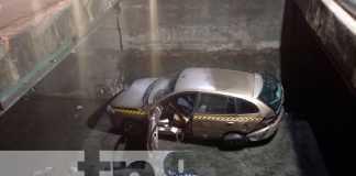 Taxista ebrio se precipita con todo y vehículo a un cauce en Managua