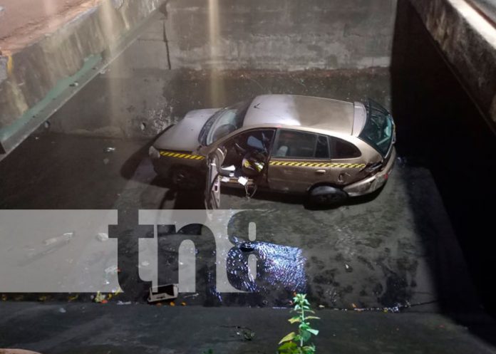 Taxista ebrio se precipita con todo y vehículo a un cauce en Managua