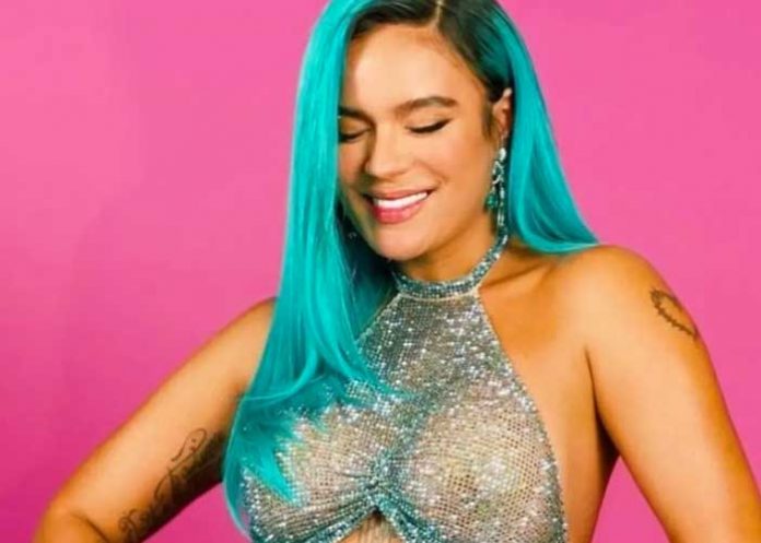 Como Dios la trajo al mundo': Karol G envía atrevido mensaje