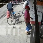 ¡Sin pena! Sujeto se roba saco de papas en San Benito, Tipitapa (video)