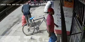 ¡Sin pena! Sujeto se roba saco de papas en San Benito, Tipitapa (video)