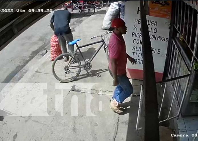 ¡Sin pena! Sujeto se roba saco de papas en San Benito, Tipitapa (video)