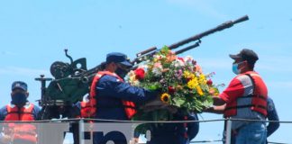 Navales recuerdan a sus miembros caídos con ofrendas florales en el mar