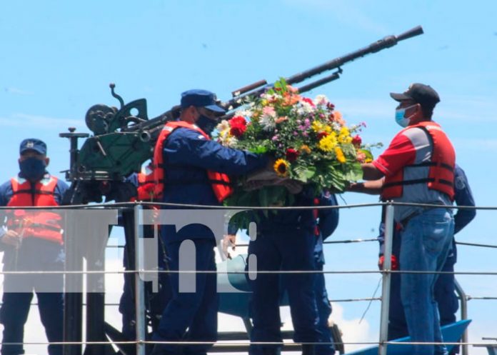 1 Navales recuerdan a sus miembros caídos con ofrendas florales en el mar