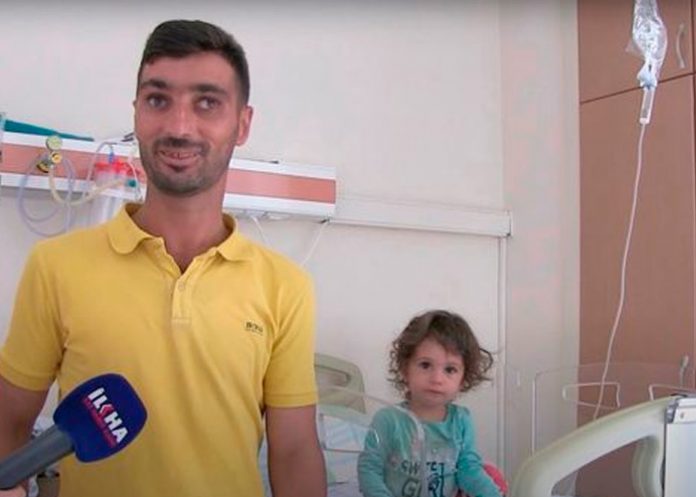 Niña mata de un mordisco a una serpiente en Turquía