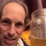 Lleva 20 años bebiendo su orina pero sus vecinos se quejan por el olor Lleva 20 años bebiendo su orina pero sus vecinos se quejan por el olor