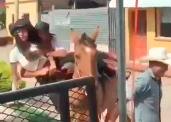 Se caen del caballo durante hípico en Guatemala