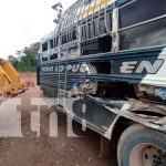 Fuerte impacto entre bus y maquinaria pesada deja dos lesionados en Siuna Fuerte impacto entre bus y maquinaria pesada deja dos lesionados en Siuna