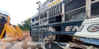 Fuerte impacto entre bus y maquinaria pesada deja dos lesionados en Siuna