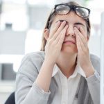 Pasas mucho en computadora? Estos son algunos tips para evitar daños