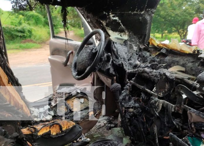 Vehículo agarra fuego en las cercanías al empalme de lovago, Chontales