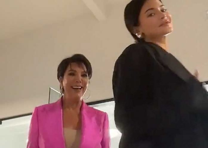1 Entre risas: Kylie y Kris Jenner bailan para TikTok