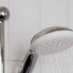 Por esta razón no puedes lavar trastes y bañarte cuando hay lluvia