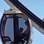 Pareja se exhibe en parque de diversiones