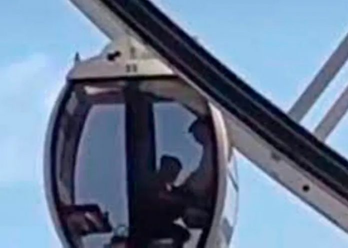 Pareja se exhibe en parque de diversiones