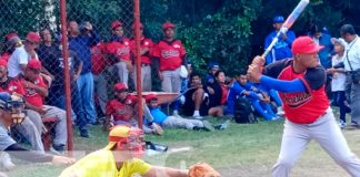 Premiación en clausura de campeonato de sóftbol de la Policía Nacional