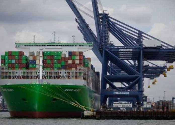 Manifestantes realizan huelga por aumento salarial en el Reino Unido