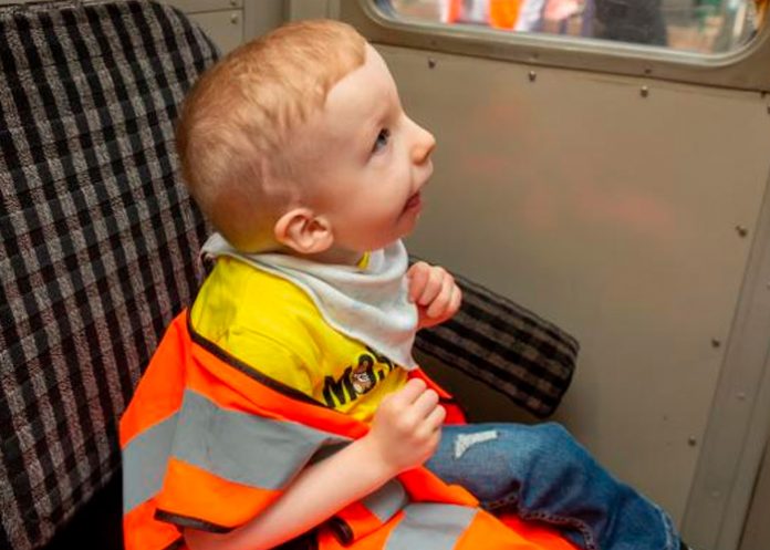 La lluvia podría matarlo: El niño de 5 años que padece rara enfermedad