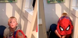 Madre de Estados Unidos le enseña a su hijo a cubrirse en caso de tiroteo