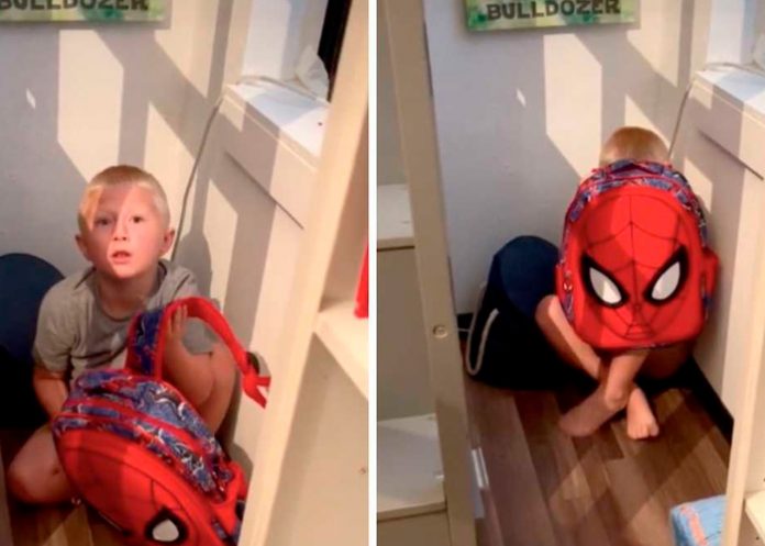 1 Madre de Estados Unidos le enseña a su hijo a cubrirse en caso de tiroteo