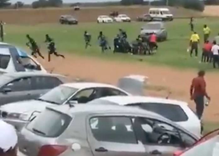 ¡VIDEO! Sujeto en carro intenta atropellar a árbitro en pleno partido