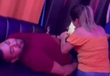 «Frito papá»: Mujer revisa celular de su «pareja» y se vuelve viral "Frito papá": Mujer revisa celular de su "pareja" y se vuelve viral