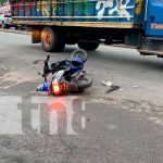 Pudo terminar en sangre: Motociclistas chocan con rastra en Juigalpa Motociclistas impactan contra una rastra y resultan lesionados en Juigalpa