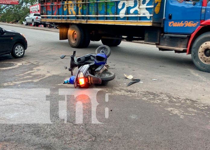 Motociclistas impactan contra una rastra y resultan lesionados en Juigalpa