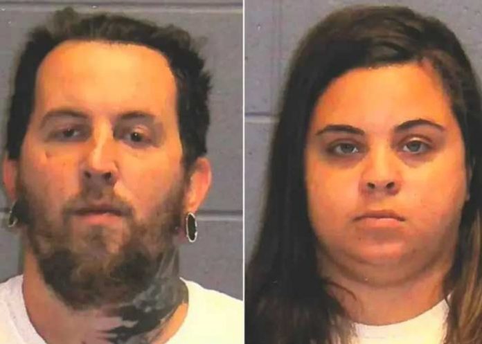 ¡Desgraciado! Padre obliga a hijos a comer su estiércol en EEUU