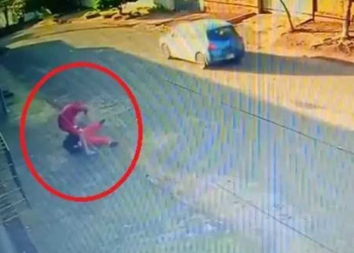 Video: Ladrón da 8 puñaladas a adolescente en Paraguay