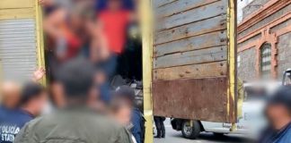 Detienen en México a 116 migrantes que viajaban en un camión.
