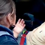 Un "cachetadón" da una madre a su hijo tras caer preso por robar casas