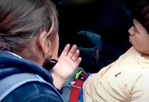 Un "cachetadón" da una madre a su hijo tras caer preso por robar casas