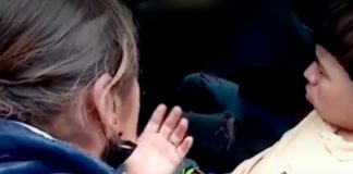 Un "cachetadón" da una madre a su hijo tras caer preso por robar casas