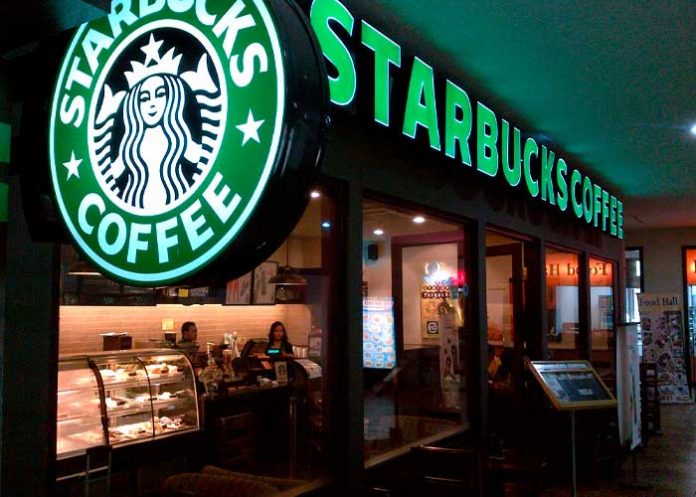 Starbucks es acusado por violar normas laborales