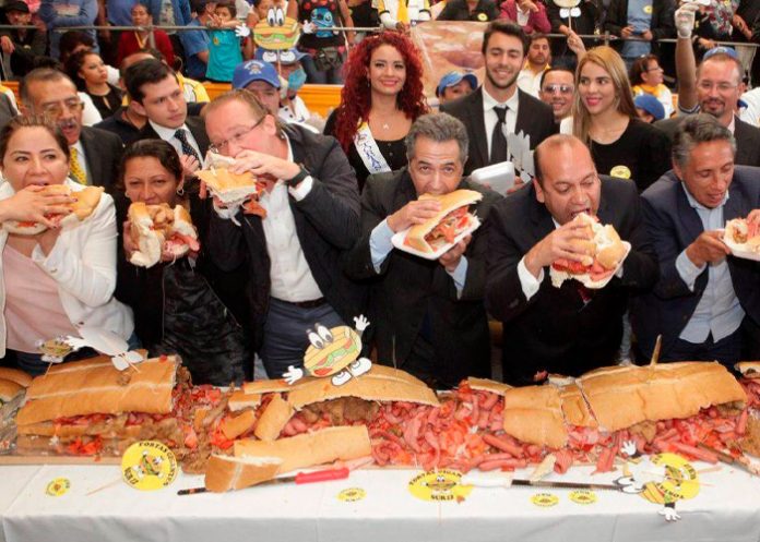 México rompe Récord Guinness de la torta más grande del mundo