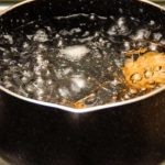 "Ya lo quemó": Arroja agua hirviendo a espíritu que se quejaba (VIDEO)