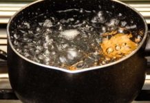 «Ya lo quemó»: Arroja agua hirviendo a espíritu que se quejaba (VIDEO) "Ya lo quemó": Arroja agua hirviendo a espíritu que se quejaba (VIDEO)