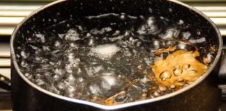 "Ya lo quemó": Arroja agua hirviendo a espíritu que se quejaba (VIDEO)