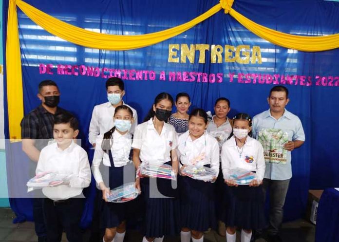 Matiguás: MINED reconoce labor a destacados maestros y estudiantes