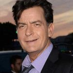 Charlie Sheen atraviesa fuerte demanda por exponer a su novia al VIH
