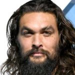 Jason Momoa sorprende a fans haciéndose pasar por azafata