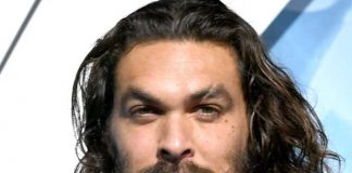 Jason Momoa sorprende a fans haciéndose pasar por azafata