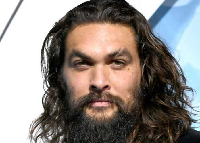 Jason Momoa sorprende a fans haciéndose pasar por azafata