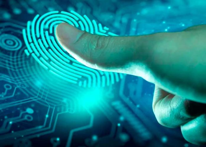 Se arranca la piel del dedo para que amigo le haga un examen