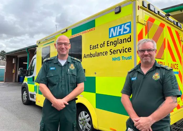 .1 Atiende un paro cardíaco en Inglaterra y a la vez sufre un ataque al corazón