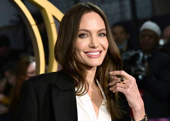 2 ¡VIDEO! Angelina Jolie deja en evidencia que el baile no es lo suyo