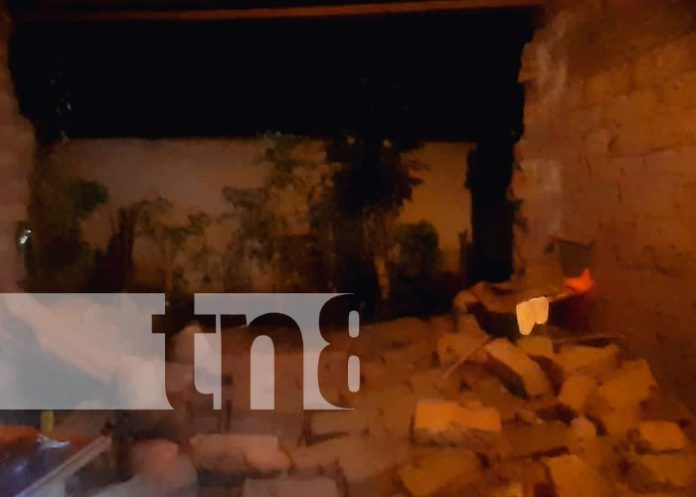 Familia de Jalapa se lleva tremendo susto al desplomarse una pared de su casa