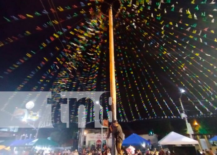2 Devotos de Managua participan del tradicional Palo Lucio este 9 de agosto